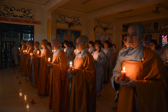 Đêm hoa đăng kỷ niệm đức Phật A-di-đà tại chùa Phước Thiện  – TP. Hồ Chí Minh