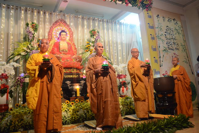 Đêm hoa đăng kỷ niệm đức Phật A-di-đà tại chùa Phước Thiện  – TP. Hồ Chí Minh