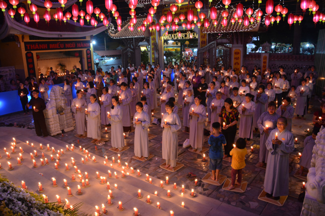 Đêm hoa đăng kỷ niệm đức Phật A-di-đà tại chùa Phước Thiện  – TP. Hồ Chí Minh
