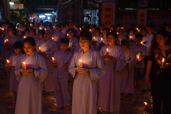 Đêm hoa đăng kỷ niệm đức Phật A-di-đà tại chùa Phước Thiện  – TP. Hồ Chí Minh