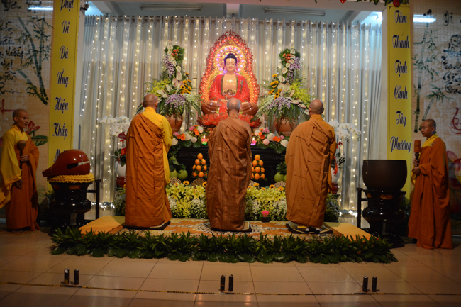 Đêm hoa đăng kỷ niệm đức Phật A-di-đà tại chùa Phước Thiện  – TP. Hồ Chí Minh