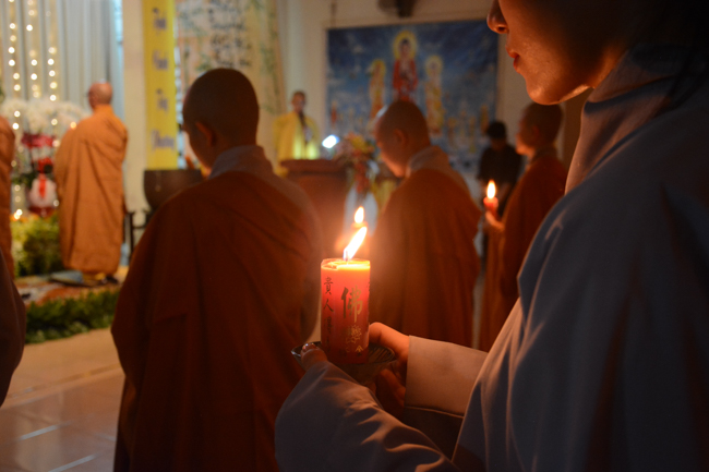 Đêm hoa đăng kỷ niệm đức Phật A-di-đà tại chùa Phước Thiện  – TP. Hồ Chí Minh