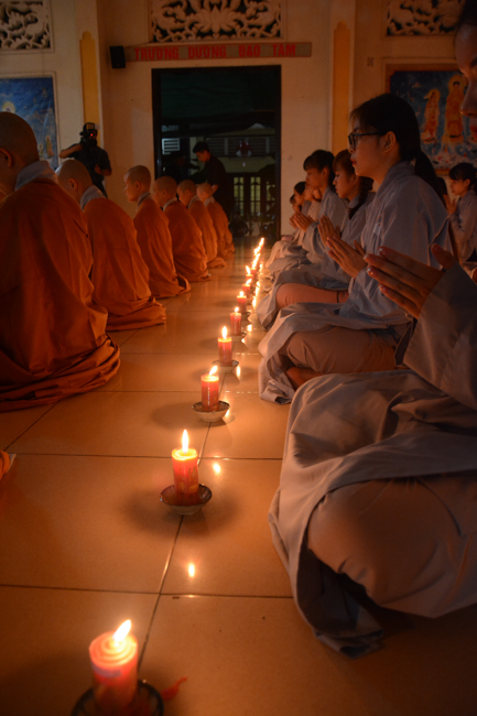 Đêm hoa đăng kỷ niệm đức Phật A-di-đà tại chùa Phước Thiện  – TP. Hồ Chí Minh