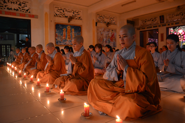 Đêm hoa đăng kỷ niệm đức Phật A-di-đà tại chùa Phước Thiện  – TP. Hồ Chí Minh