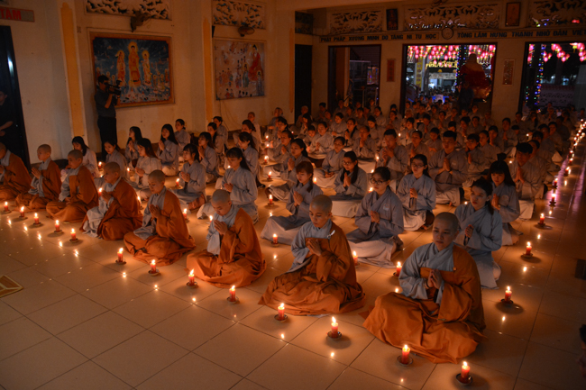 Đêm hoa đăng kỷ niệm đức Phật A-di-đà tại chùa Phước Thiện  – TP. Hồ Chí Minh