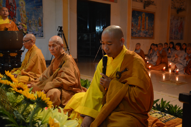 Đêm hoa đăng kỷ niệm đức Phật A-di-đà tại chùa Phước Thiện  – TP. Hồ Chí Minh