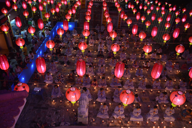 Đêm hoa đăng kỷ niệm đức Phật A-di-đà tại chùa Phước Thiện  – TP. Hồ Chí Minh