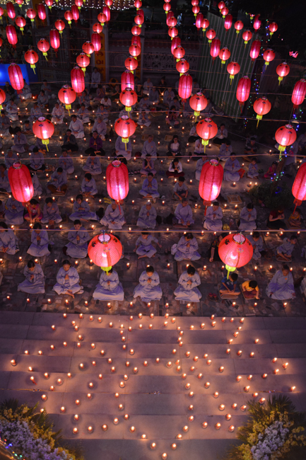 Đêm hoa đăng kỷ niệm đức Phật A-di-đà tại chùa Phước Thiện  – TP. Hồ Chí Minh