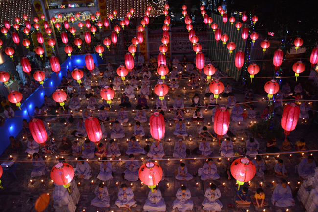 Đêm hoa đăng kỷ niệm đức Phật A-di-đà tại chùa Phước Thiện  – TP. Hồ Chí Minh