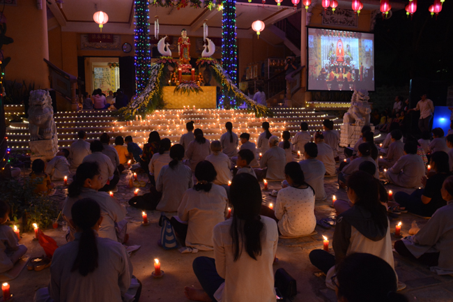 Đêm hoa đăng kỷ niệm đức Phật A-di-đà tại chùa Phước Thiện  – TP. Hồ Chí Minh