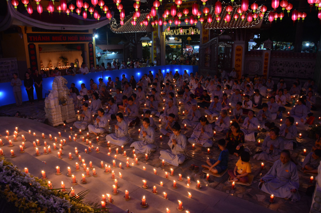 Đêm hoa đăng kỷ niệm đức Phật A-di-đà tại chùa Phước Thiện  – TP. Hồ Chí Minh