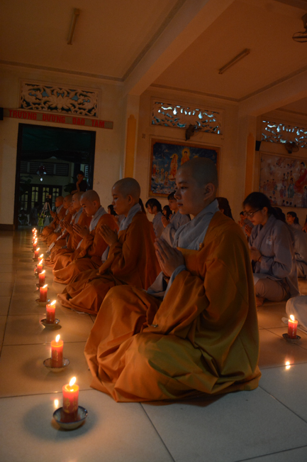 Đêm hoa đăng kỷ niệm đức Phật A-di-đà tại chùa Phước Thiện  – TP. Hồ Chí Minh