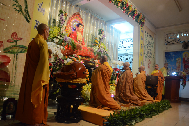 Đêm hoa đăng kỷ niệm đức Phật A-di-đà tại chùa Phước Thiện  – TP. Hồ Chí Minh