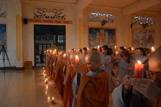 Đêm hoa đăng kỷ niệm đức Phật A-di-đà tại chùa Phước Thiện  – TP. Hồ Chí Minh
