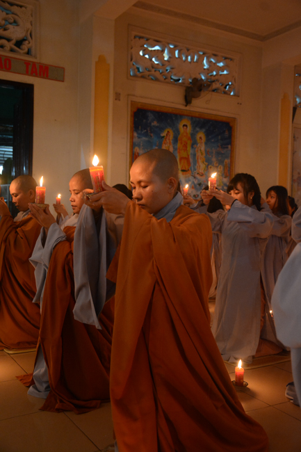 Đêm hoa đăng kỷ niệm đức Phật A-di-đà tại chùa Phước Thiện  – TP. Hồ Chí Minh
