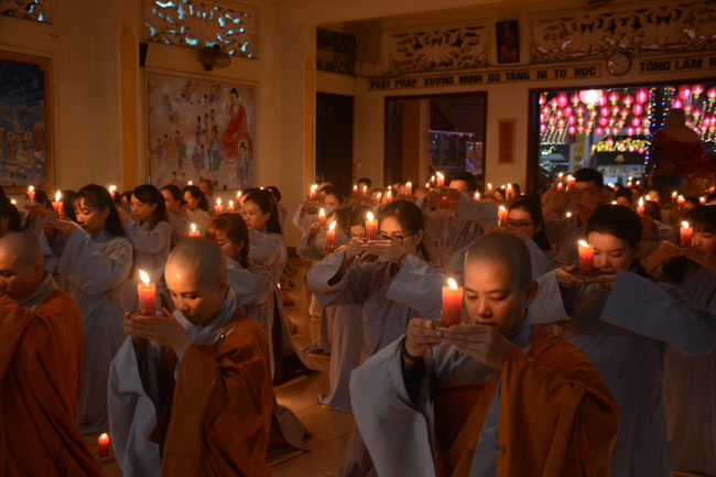 Đêm hoa đăng kỷ niệm đức Phật A-di-đà tại chùa Phước Thiện  – TP. Hồ Chí Minh