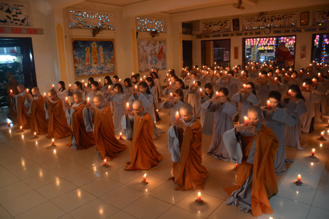 Đêm hoa đăng kỷ niệm đức Phật A-di-đà tại chùa Phước Thiện  – TP. Hồ Chí Minh