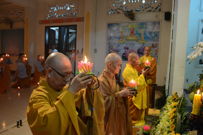 Đêm hoa đăng kỷ niệm đức Phật A-di-đà tại chùa Phước Thiện  – TP. Hồ Chí Minh