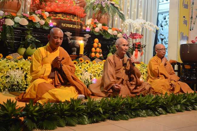 Đêm hoa đăng kỷ niệm đức Phật A-di-đà tại chùa Phước Thiện  – TP. Hồ Chí Minh