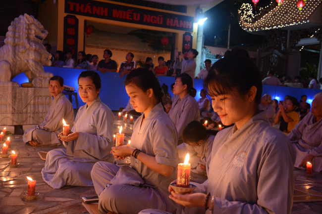 Đêm hoa đăng kỷ niệm đức Phật A-di-đà tại chùa Phước Thiện  – TP. Hồ Chí Minh