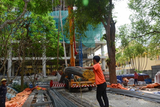 Multifunctional Building's Fifth Floor: Fulfilling Concrete Pouring