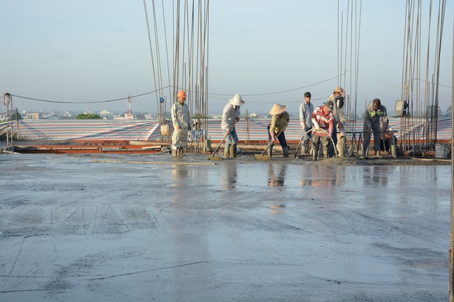 Multifunctional Building's Fifth Floor: Fulfilling Concrete Pouring