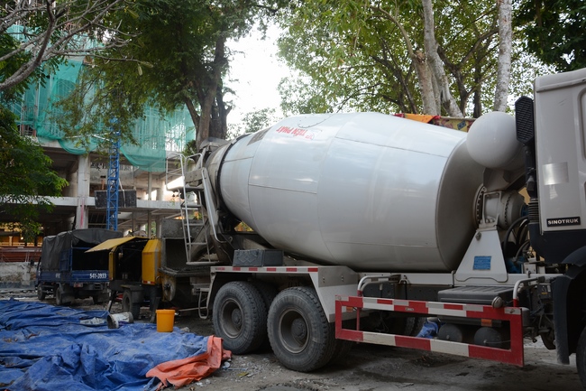 Multifunctional Building's Fifth Floor: Fulfilling Concrete Pouring