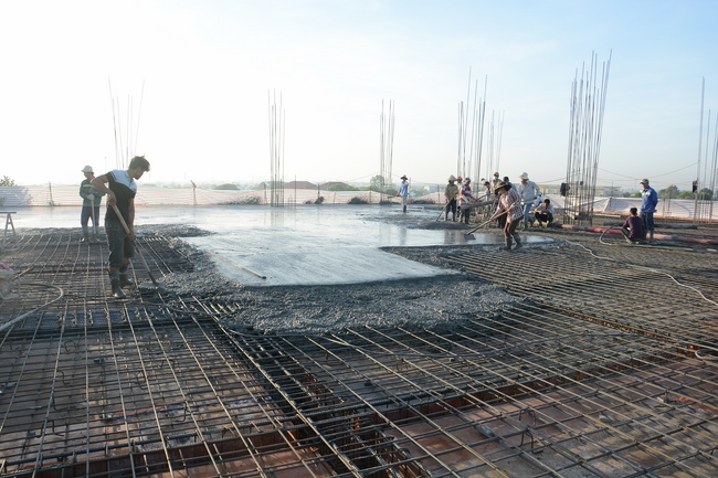 Multifunctional Building's Fifth Floor: Fulfilling Concrete Pouring