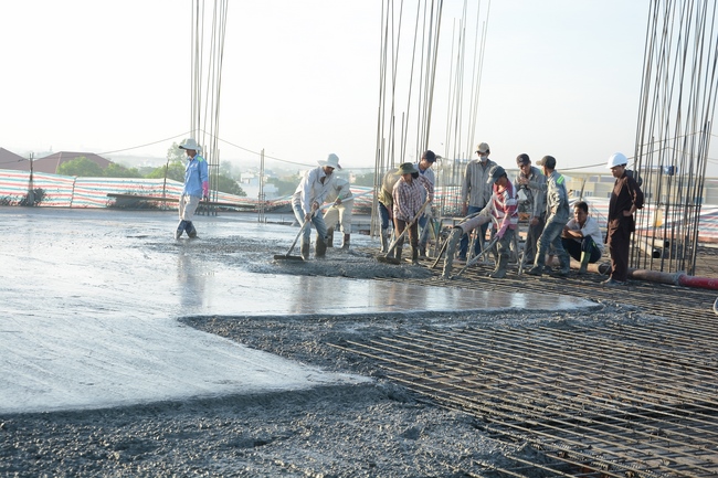 Multifunctional Building's Fifth Floor: Fulfilling Concrete Pouring