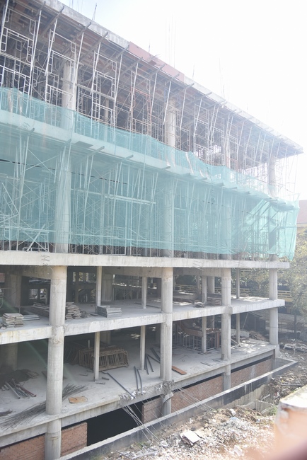 Multifunctional Building's Fifth Floor: Fulfilling Concrete Pouring