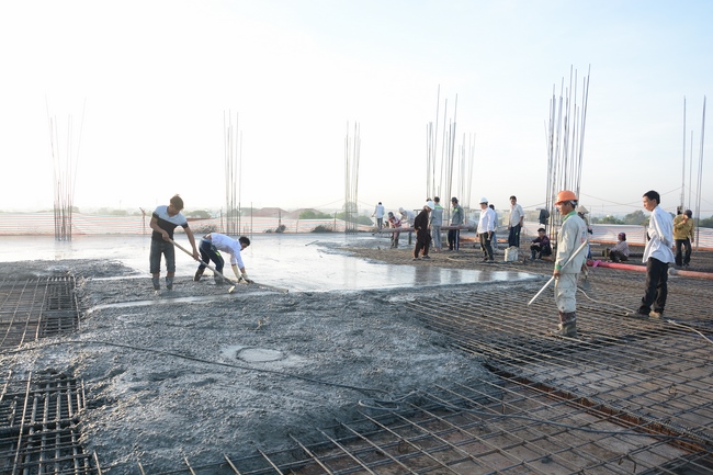 Multifunctional Building's Fifth Floor: Fulfilling Concrete Pouring
