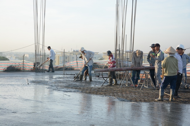 Multifunctional Building's Fifth Floor: Fulfilling Concrete Pouring