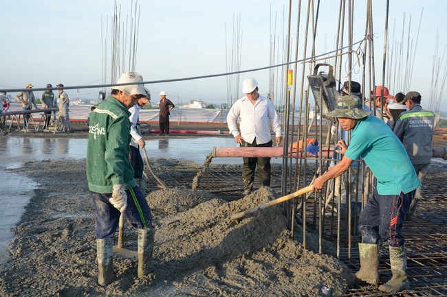 Multifunctional Building's Fifth Floor: Fulfilling Concrete Pouring