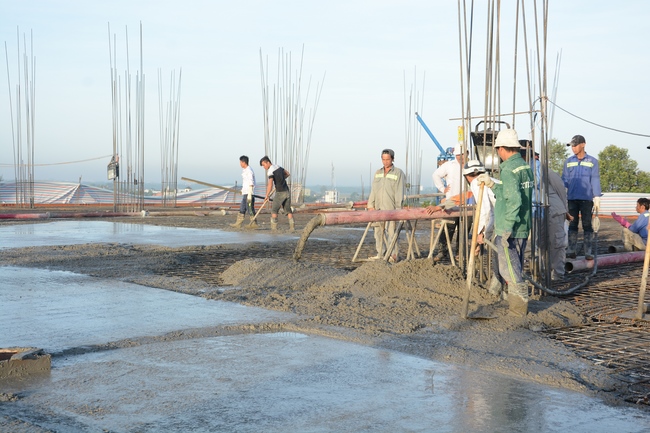 Multifunctional Building's Fifth Floor: Fulfilling Concrete Pouring