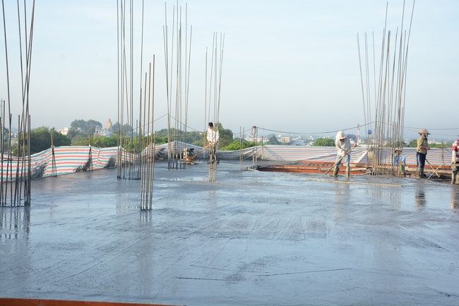 Multifunctional Building's Fifth Floor: Fulfilling Concrete Pouring