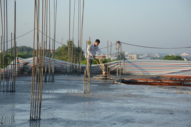 Multifunctional Building's Fifth Floor: Fulfilling Concrete Pouring