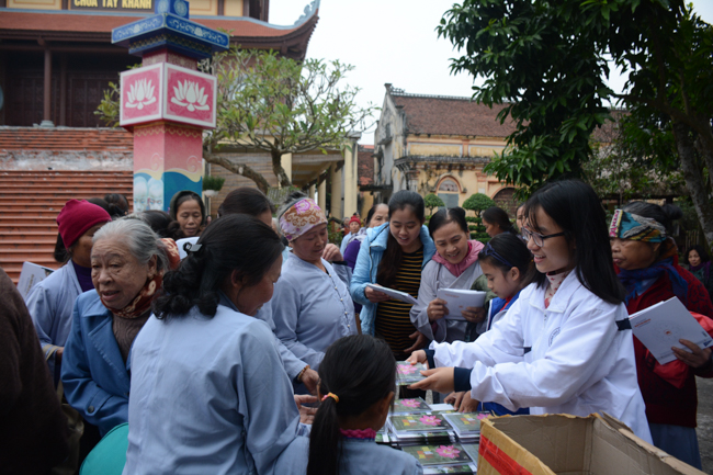 The ceremony of taking refuge at Tay Khanh Pagoda - Thai Binh