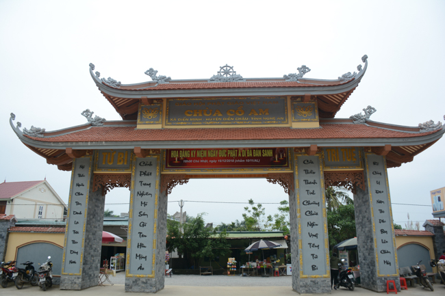 Lantern Lighting Ritual to commemorate Amitabha’s Birthday at Co Am Pagoda – Nghe An