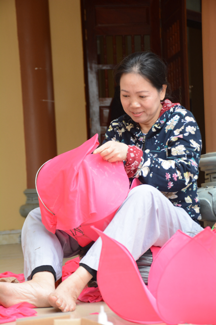 Lantern Lighting Ritual to commemorate Amitabha’s Birthday at Co Am Pagoda – Nghe An