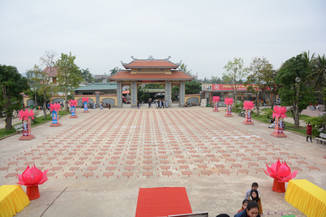 Lantern Lighting Ritual to commemorate Amitabha’s Birthday at Co Am Pagoda – Nghe An