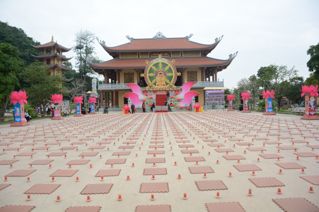 Lantern Lighting Ritual to commemorate Amitabha’s Birthday at Co Am Pagoda – Nghe An