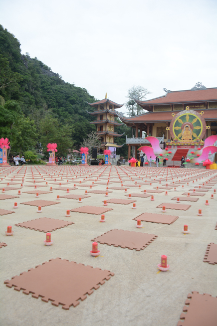 Lantern Lighting Ritual to commemorate Amitabha’s Birthday at Co Am Pagoda – Nghe An