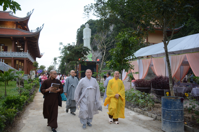 Lantern Lighting Ritual to commemorate Amitabha’s Birthday at Co Am Pagoda – Nghe An