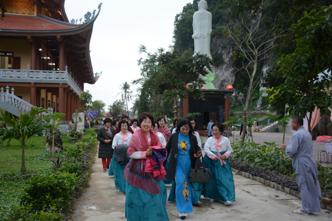 Lantern Lighting Ritual to commemorate Amitabha’s Birthday at Co Am Pagoda – Nghe An