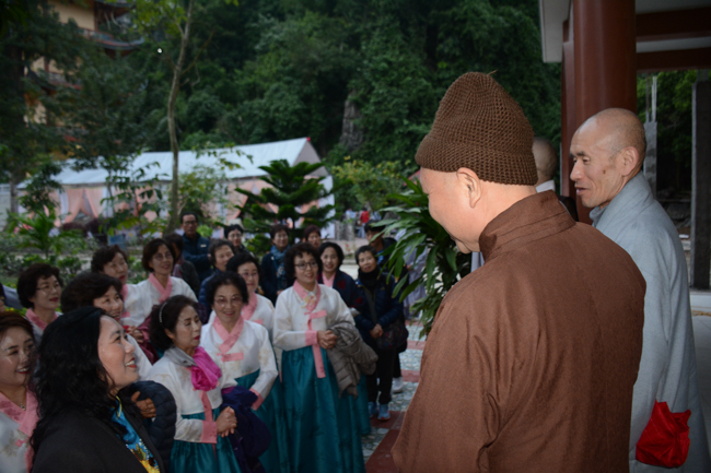 Lantern Lighting Ritual to commemorate Amitabha’s Birthday at Co Am Pagoda – Nghe An