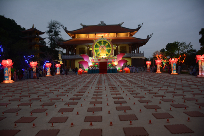 Lantern Lighting Ritual to commemorate Amitabha’s Birthday at Co Am Pagoda – Nghe An