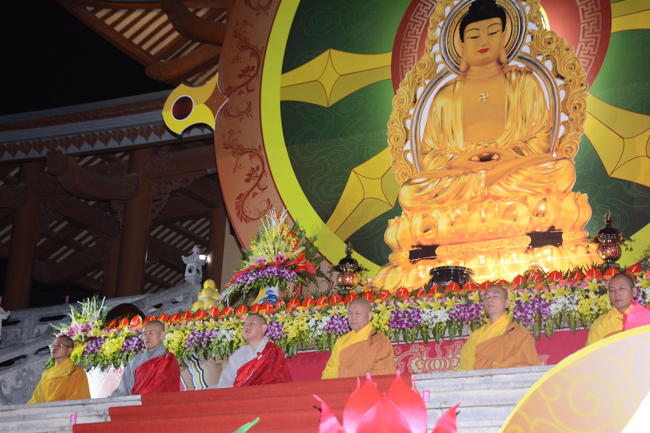 Lantern Lighting Ritual to commemorate Amitabha’s Birthday at Co Am Pagoda – Nghe An