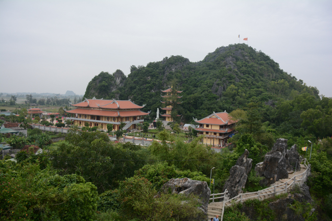 Lantern Lighting Ritual to commemorate Amitabha’s Birthday at Co Am Pagoda – Nghe An