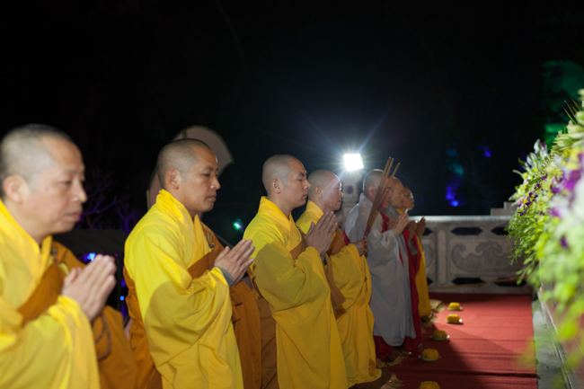 Lantern Lighting Ritual to commemorate Amitabha’s Birthday at Co Am Pagoda – Nghe An