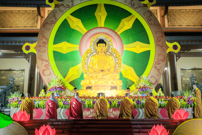 Lantern Lighting Ritual to commemorate Amitabha’s Birthday at Co Am Pagoda – Nghe An